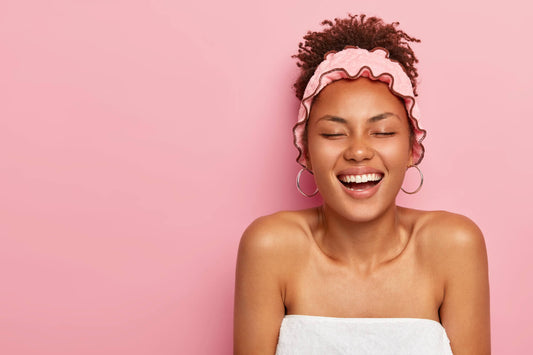 Une femme avec la peau radieuse grace à sa bonne routine skincare