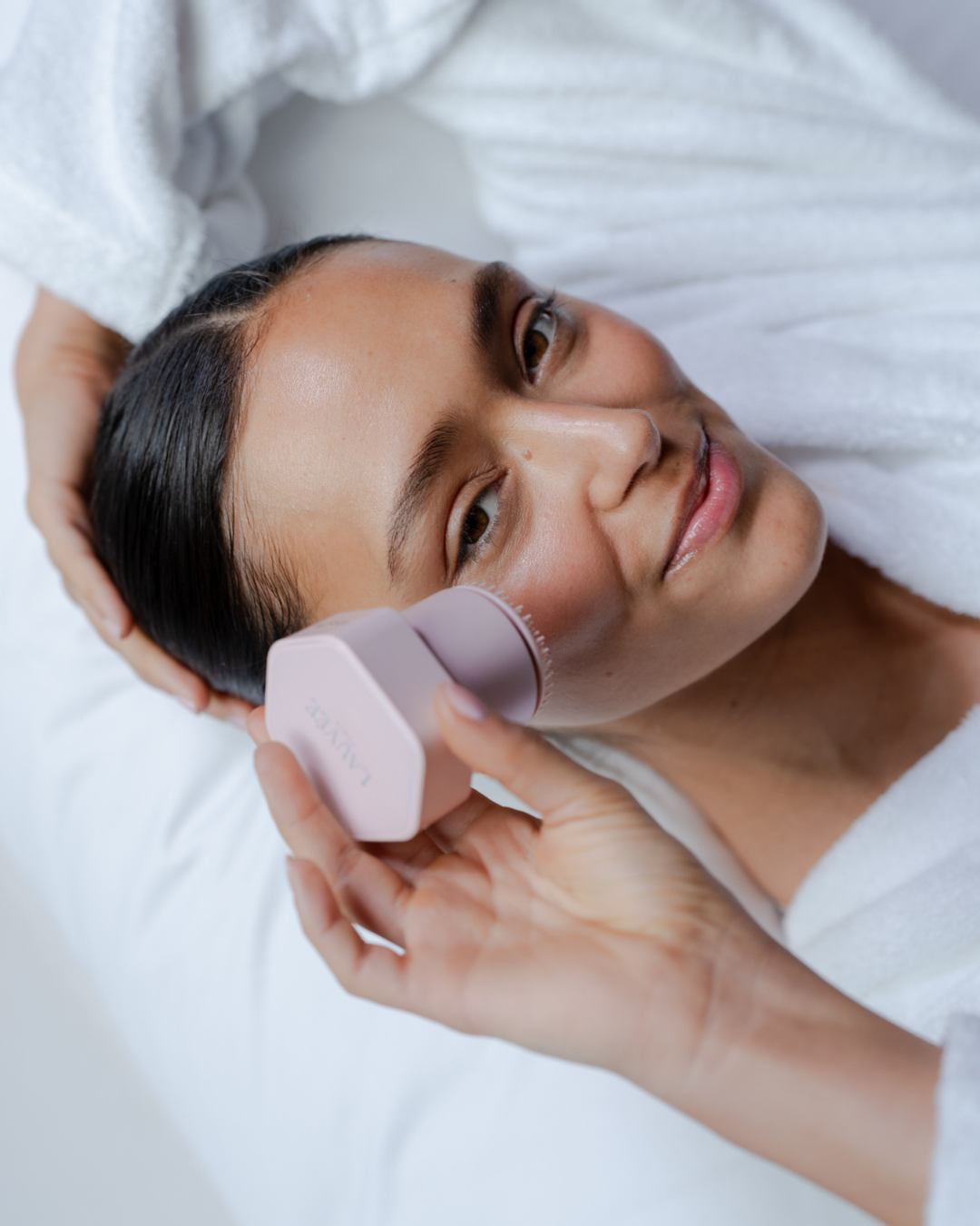 Brosse nettoyante drainante visage L1 LAUVÉE en utilisation