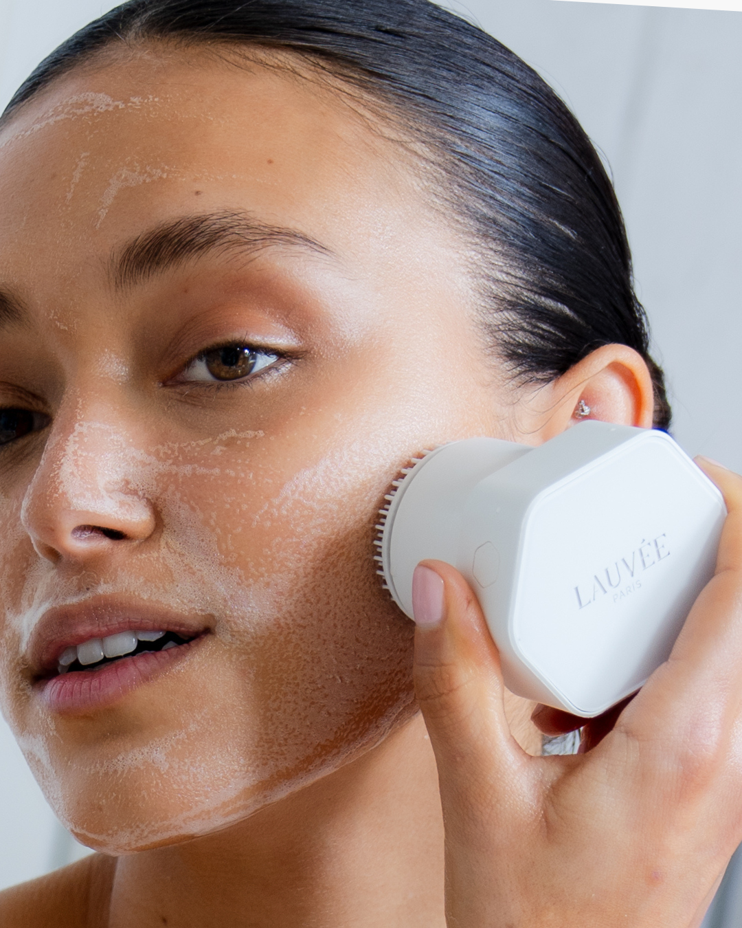Nettoyage du visage avec la brosse L1 LAUVÉE